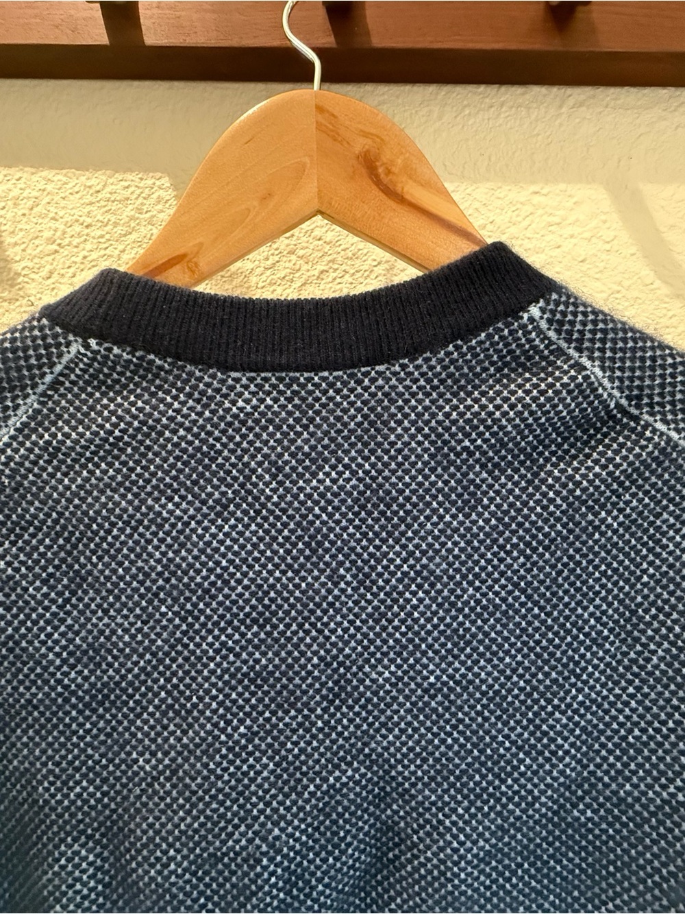 Theory Men’s Navy/light blue Two-Tone Textured 100% cashmere Crewneck Sweater - Picture 5 of 7
